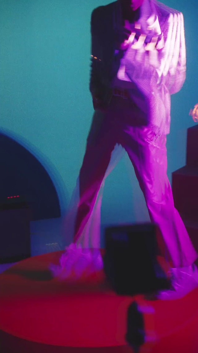 Video Reference N4: Light, Purple, Pink, Violet, Magenta, Thigh, Performing arts, Entertainment, Artist, Sportswear