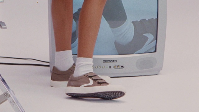 Video Reference N2: Shoe, Leg, Human body, Gadget, Finger, Knee, Thigh, Home appliance, Sportswear, Calf