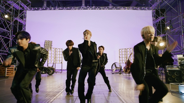 Video Reference N8: Trousers, Product, Purple, Lighting, Performing arts, Entertainment, Coat, Fashion design, Performance art, Blazer