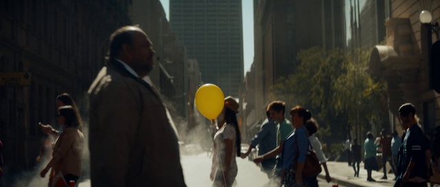 Video Reference N4: Atmospheric phenomenon, Balloon, Fun, Crowd, City, Event, Tower block, Recreation, Tree, Pedestrian