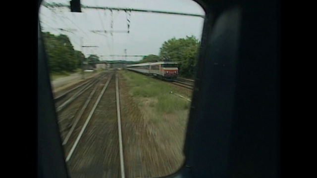 Video Reference N2: Train, Sky, Plant, Vehicle, Rolling stock, Track, Railway, Window, Mode of transport, Public transport