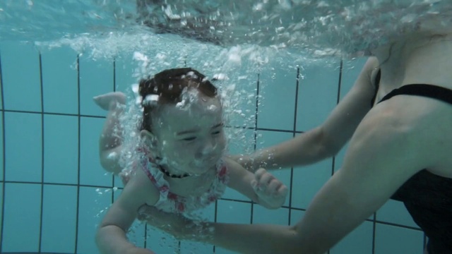 Video Reference N7: Water, Swimming pool, Vertebrate, Muscle, Underwater diving, Azure, Swimmer, Gesture, Underwater, Diving mask