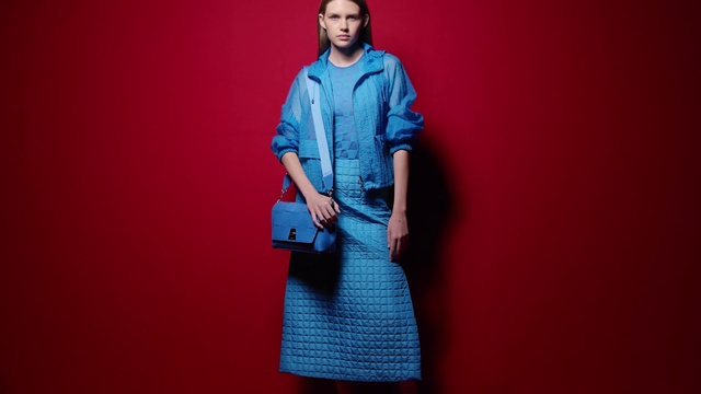 Video Reference N10: Hand, Shoulder, One-piece garment, Purple, Neck, Sleeve, Flash photography, Street fashion, Waist, Dress shirt
