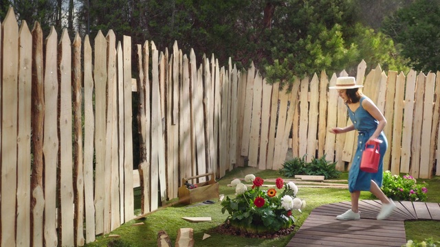 Video Reference N0: Plant, Wood, Tree, Hat, Fence, Picket fence, Grass, Flower, Landscape, Home fencing
