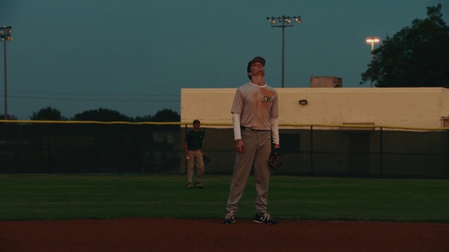 Video Reference N7: Trousers, Sky, Street light, Player, Baseball player, Baseball park, Baseball field, Gesture, Baseball glove, Bat-and-ball games