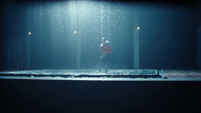 Video Reference N12: Water, Performing arts, Display device, Entertainment, Rectangle, Technology, Electric blue, Glass, Event, Darkness