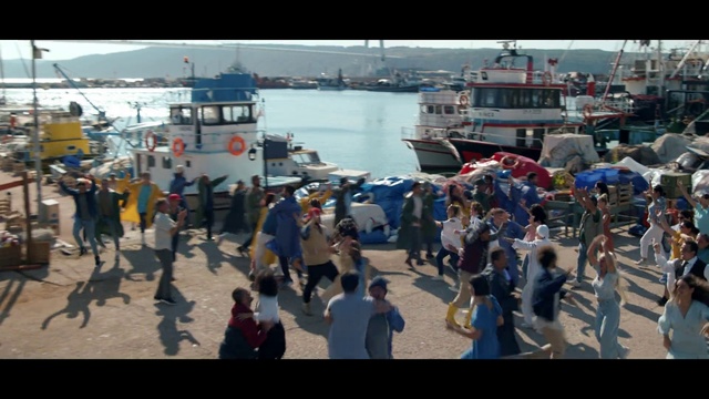 Video Reference N5: Water, Watercraft, Boat, Naval architecture, Vehicle, Travel, Crowd, City, Ship, Leisure