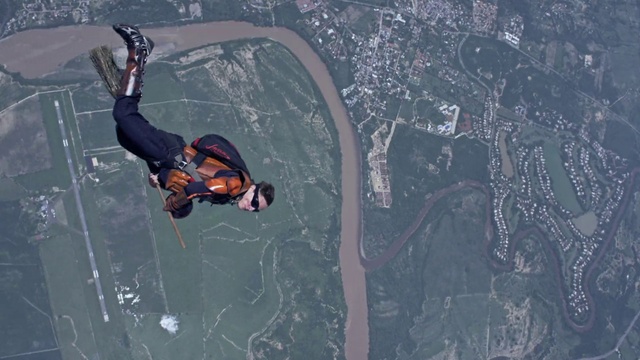 Video Reference N5: Tandem skydiving, Parachuting, Paragliding, Parachute, Sports equipment, Windsports, Stunt performer, Slope, Recreation, Air sports
