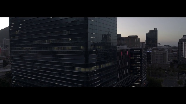 Video Reference N1: Building, Sky, Skyscraper, Rectangle, Urban design, Grey, Condominium, Window, Tower block, Font