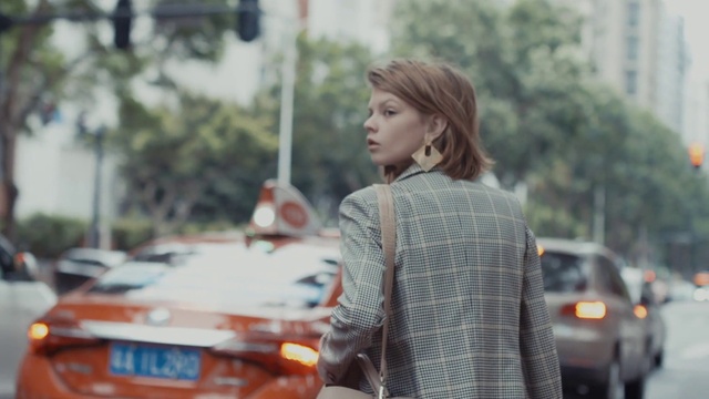Video Reference N1: Car, Daytime, Vehicle, Automotive lighting, Hood, Motor vehicle, Automotive design, Street fashion, Sleeve, Tartan