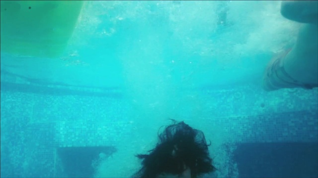 Video Reference N1: Water, Underwater, Azure, Sky, Organism, Sunlight, Body of water, Aqua, Window, Marine biology
