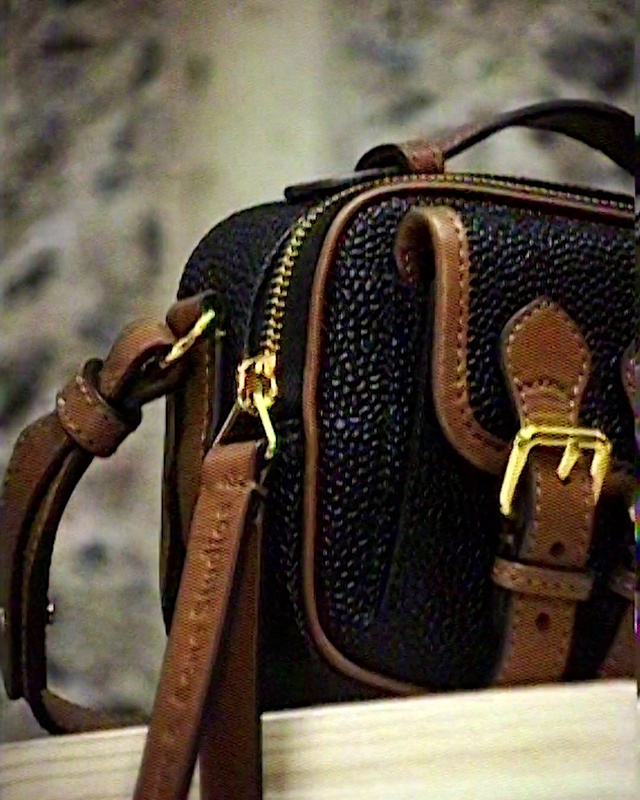 Video Reference N5: Product, Luggage and bags, Sleeve, Bag, Street fashion, Shoulder bag, Eyewear, Travel, Wood, Metal