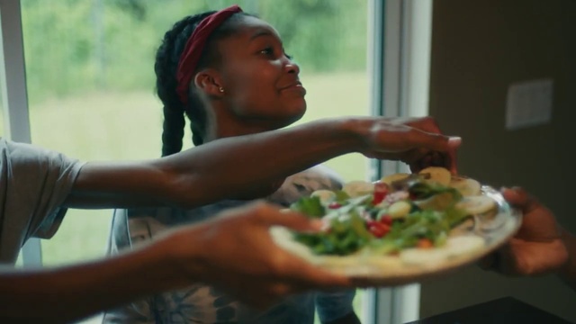 Video Reference N5: Food, Tableware, Window, Recipe, Ingredient, Pizza, Plate, Happy, Salad, Leaf vegetable
