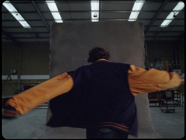 Video Reference N6: Sleeve, Gesture, Waist, Elbow, Tints and shades, Sportswear, Rectangle, Wood, Ceiling, Wrist