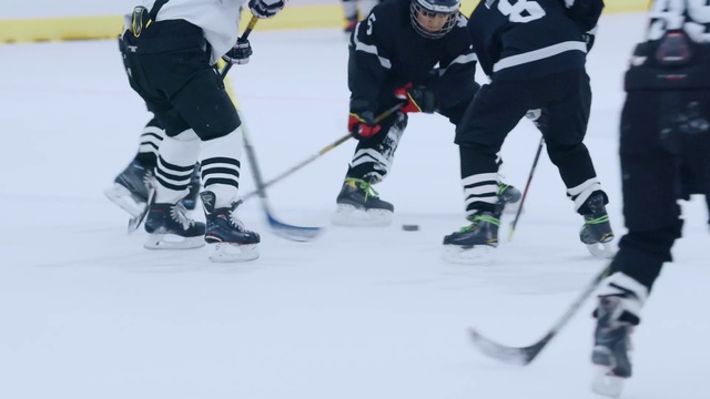 Video Reference N1: Sports uniform, Helmet, White, Sports equipment, Hockey protective equipment, Ice hockey position, Jersey, Sports gear, Hockey, Safety glove
