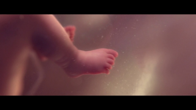 Video Reference N0: Water, Gesture, Cloud, Finger, Thumb, Tints and shades, Foot, Human leg, Close-up, Bathroom