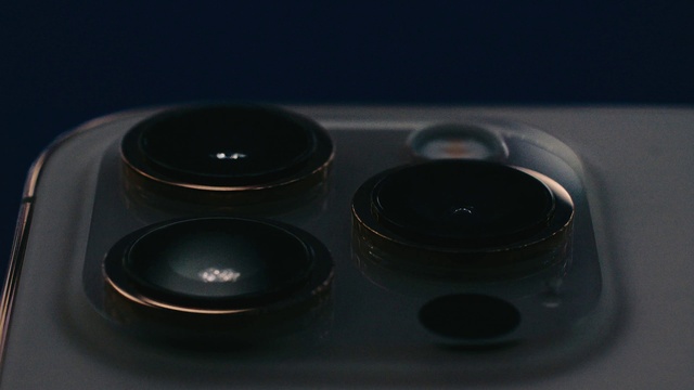 Video Reference N0: Tableware, Drinkware, Fluid, Gadget, Audio equipment, Gas, Circle, Electric blue, Glass, Darkness
