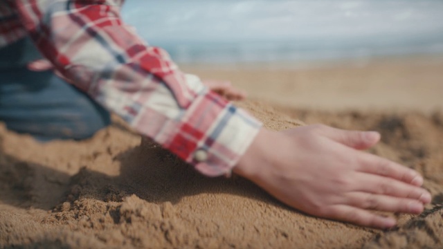 Video Reference N4: Leg, People in nature, Natural environment, Beach, People on beach, Body of water, Gesture, Tartan, Travel, Finger