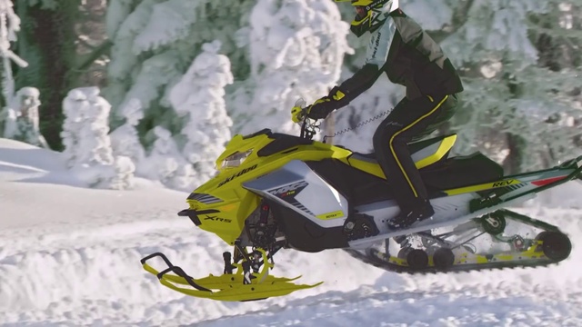 Video Reference N9: Sports equipment, Snow, Helmet, Snowmobile, Winter sport, Slope, Outdoor recreation, Racing, Headgear, Vehicle