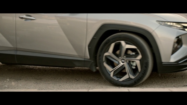 Video Reference N1: Tire, Wheel, Car, Vehicle, Automotive lighting, Automotive tire, Hood, Tread, Hubcap, Motor vehicle