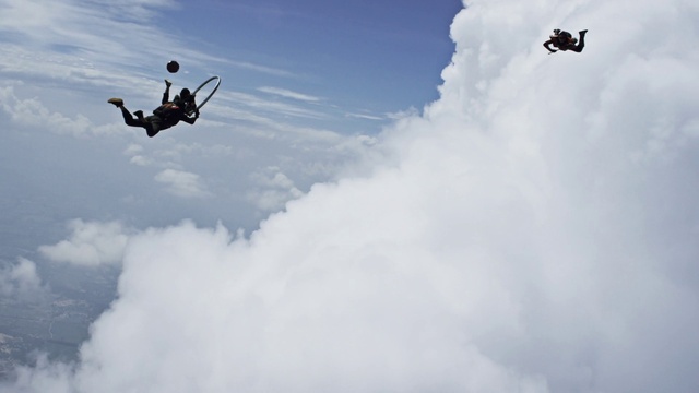 Video Reference N13: Cloud, Sky, Aircraft, Vehicle, Aviation, Tandem skydiving, Wing, Stunt performer, Air travel, Cumulus