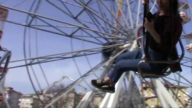 Video Reference N17: Sky, Wheel, Bicycle tire, Ferris wheel, Spoke, Leisure, Automotive wheel system, Pole, Amusement ride, Rim