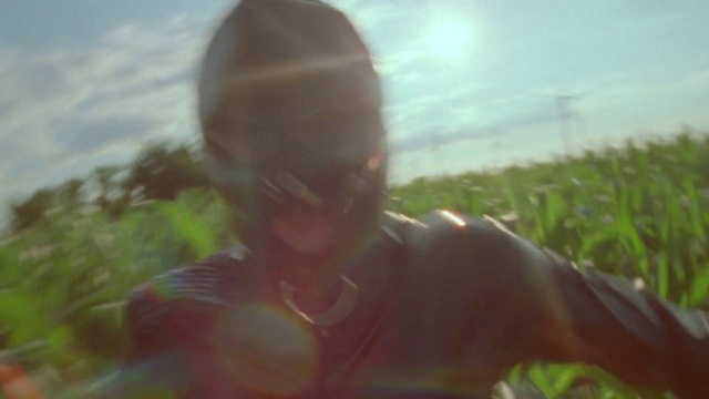 Video Reference N5: Sky, Cloud, Vision care, Sunlight, Gesture, Eyewear, Happy, Tints and shades, Grass, Grassland