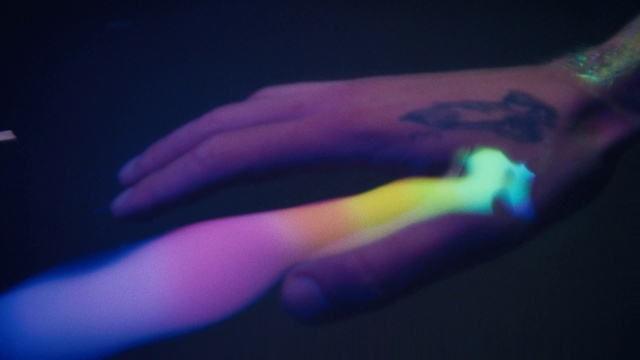 Video Reference N0: Arm, Human body, Purple, Gesture, Finger, Violet, Cloud, Thumb, Electric blue, Wrist