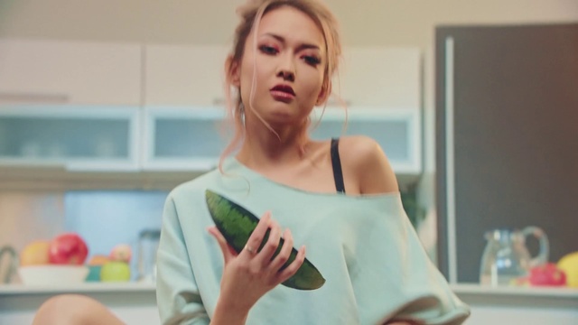 Video Reference N1: Face, Hair, Joint, Gesture, Happy, Cooking, T-shirt, Fun, Event, Kitchen